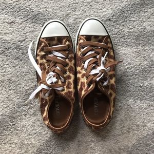 Giraffe converse